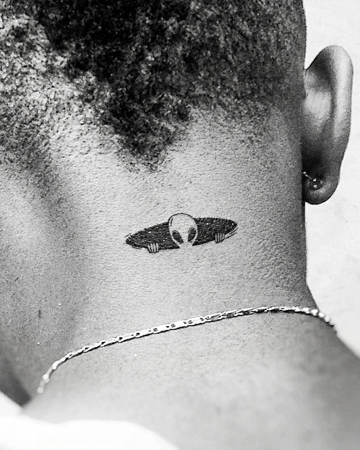 Lurking Alien temporary tattoo